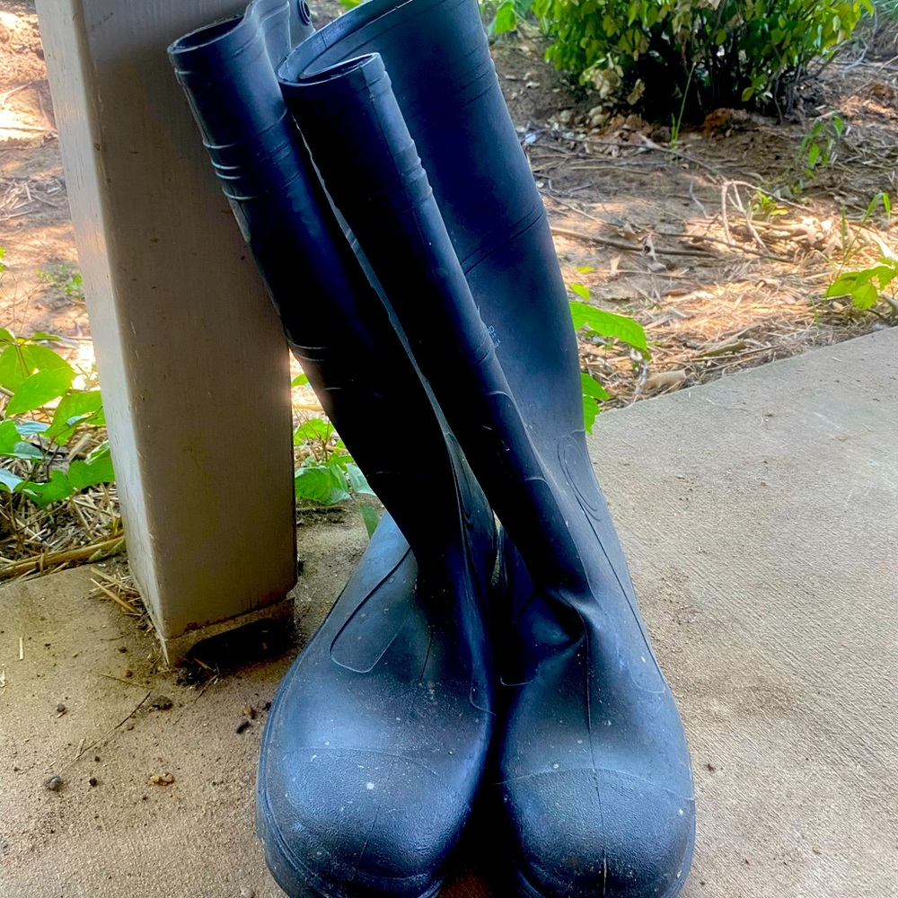 Onguard muck boots size 13 new